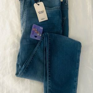 Boundle Mid Rise Skinny Jean and Two Pair Earrings. New merchandise. Never used.